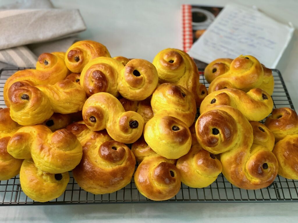 Gyllengula saffransbullar på bakgaller.