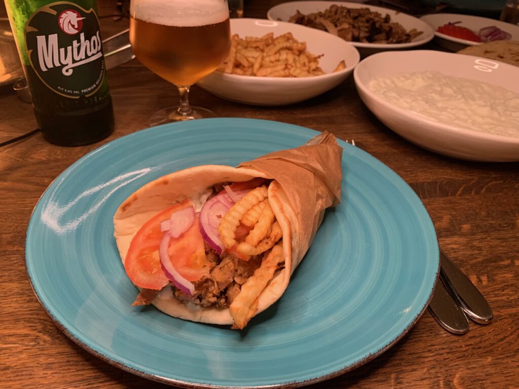 Strimlat kött i pitabröd på grön tallrik