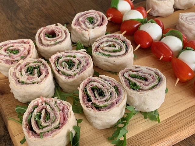 Rostbiff och pepparrotssnurror med ruccola