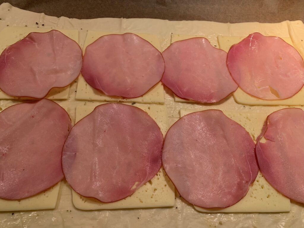 Skinka på ost på pizzadeg