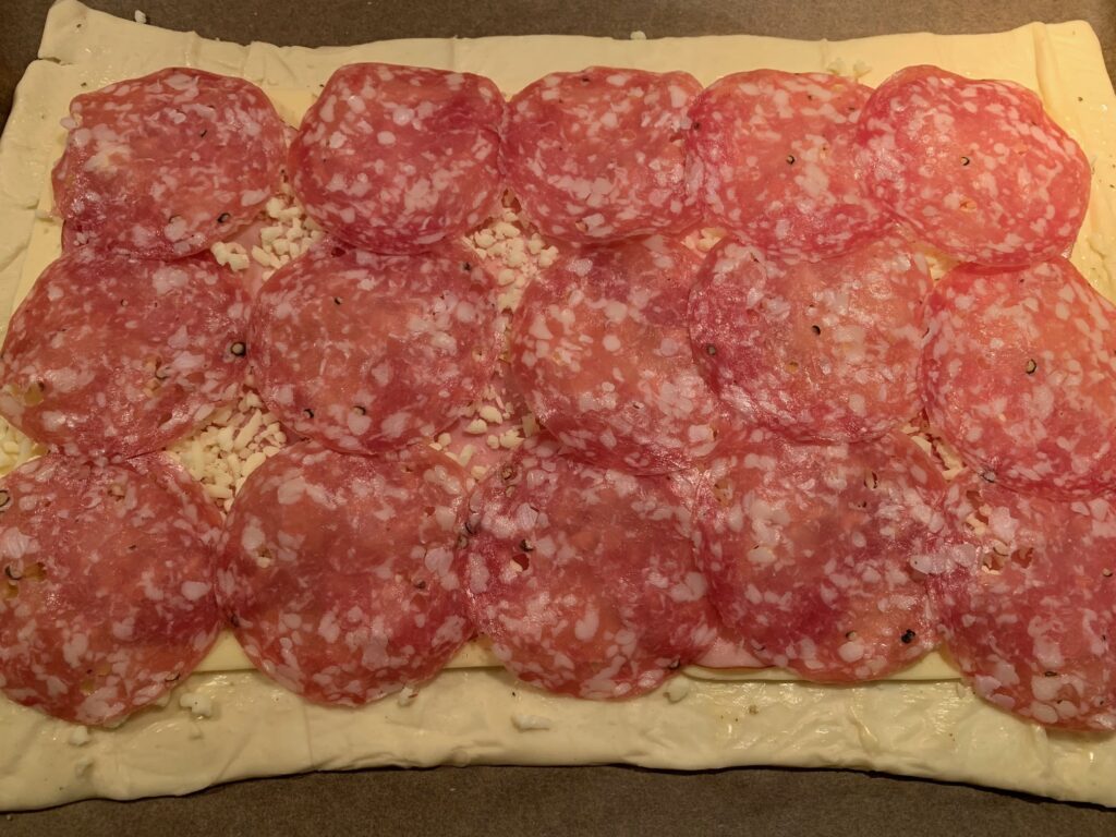 Salami på pizzadeg